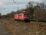 Eine Doppeltraktion 111 mit 111 008 an der Spitze durchfhrt am 05.04.06 den Bahnhof Raguhn in Richtung Bitterfeld.