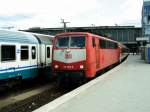 111 072, Mnchens letzte Orientrote-111er steht am 27.08.04 in Mnchen HBF.