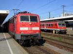 Die 111 225 am 11.05.2008 in Nrnberg Hbf im Hintergrund ist ein Wittenberg  Steuerwagen zu sehen.