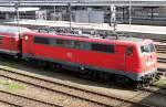 E-Lok 111 003-0, Aufnahme seitlich, Ulm-Hauptbahnhof, 03.10.2004