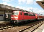 111 144, bereits mit Einholmstromabnehmern ausgestattet, steht mit einem RE im Hbf Hannover.