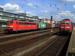 Die 151 163 am 26.08.2008 mit einem Containerzug bei der Durchfahrt in Regensburg Hbf und die 111 032 wartet mit ihrer RB auf Ausfahrt.