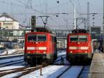 Die 111 220 bei einer Rangierfahrt und die 111 034 wartet auf Ausfahrt am 09.01.2009 in Regensburg Hbf.