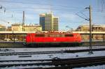 111 049 lsst sich am 14.12.08 im Mnchner Hbf die ersten Sonnenstrahlen auf den Lack scheinen