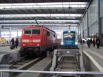 111 187 mit RE und 183 003 mit ALX in Mnchen Hbf, 14.2.09.