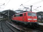 111 012-1 hngt vor dem Steuerwagen eines N-Leerparks, der als Lr von Kln Bbf kommend im Klner Hbf einen kurzen Halt einlegt, um spter wieder in Richtung Hohenzollernbrcke loszufahren. Kln Hbf 22. Februar 2009