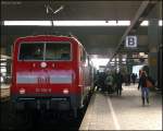 Die frisch lackierte 111 150 am Schluss eines Regionalexpresses in Dsseldorf Hbf (leider wei ich nicht welche Linie, auf dem Stw stand RE5 Aachen Hbf, auf den Wagen wechselten sich RE1 Aachen und RE5 Aachen ab.) 21.3.2009