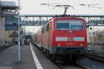 33 Minuten Marburg Hauptbahnhof (XXII). Verstrkerzug RE 15972 wurde nachgeschoben von 111 096-2, wie der Blick auf die andere Seite ergibt. Die Uhr Bildrand ist anderer Meinung als ihre Kollegen. (03. April 2009, 19:02)