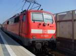 111 024-6 in Augsburg-Hochzoll als Schiebelok vor der Weiterfahrt nach Mnchen HBF am 10.4.09. Am Zuganfang fhrt eine weitere 111er, der Regionalverkehr Augsburg - Mnchen (Doppelstockzge 5 Wagen) wird derzeit bergangsweise mit 111er-Sandwiches betrieben. 