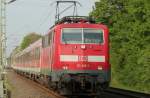 Die 111 012-1 zieht den RE4 Verstrker von Dsseldorf nach Aachen kurz vor Geilenkirchen am 20.04.2009