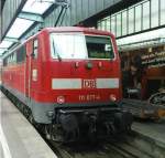 Eine Br 111 warter auf die Abfahrt in Richtung Heilbronn.