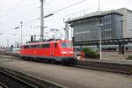 111 008 als Farbkontrast zum Grau des Frankfurter Stellwerks.