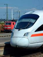 ICE nach Dortmund Hbf und RB nach Regensburg Hbf, am 12.04.2009 in Plattling.