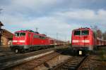 DB 111 062-6 und 111 054-3 warten mit ihren Regionalbahnwagen auf neue Arbeit. Offenburg 30.11.2008 von einem ffentlichen Parkplatz, wie dies auch bei der Geoposition zu sehen ist.