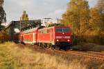 111 136-8 mit ihrem RE am 18.10.2009 im letzten Sonnenlicht hat gerade den Mittellandkanal bei Peine berquert