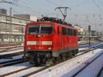 Die 111 220 am 09.01.2009 bei einer Rangierfahrt im Regensburger Hbf.