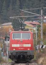 Whrend 111 045-1 mit Einholmstromabnehmer ausgerstet den Regionalzug 5420 ber Mittenwald bis Huglfing schieben wird...