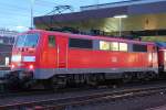 Alte Bilder: Die 111 007-1, die jetzt in Frankfurt aktiv ist, zog hier noch den RE4 Verstrker als Kln Deutzerfelder Lok mit klotzgebremsten Bn Wagen, aufgenommen am 22.03.2008