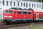 Die 111 015-4 zieht den RE4 von Dortmund nach Aachen durch Wuppertal Steinbeck am 24.07.2010