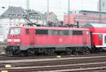 Die 111 100-4 rangiert einen RE durch Frankfurt a.M.