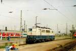 BR 111 084-0 im August 1998 beim annhern an einen IC im Leipziger Hbf..
Die Getrnkekisten auf dem Versorgungsbahnsteig lassen erkennen, das es damals noch Speisewagen gab.