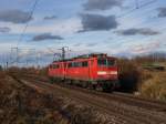 Die 111 043 mit der 111 036 im Schlepp am 13.11.2010 bei der Durchfahrt in Obertraubling.