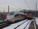 Ein ICE 3 und die 111 046 mit ihrem RE nach Salzburg am 28.12.2010 im Mnchner Hbf.