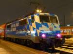 111 017  Bahnland Bayern  im Portrait am 30.12.10 mit dem RE 79035 Mnchen Hbf - Salzburg Hbf im Startbahnhof. 