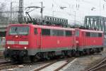 Die 111 096-4 und 111 014-7 fahren in DT Lz aus dem Deutzerfeld wahrscheinlich nach Aachen durch Kln Messe/Deutz am 20.02.2011