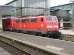 111-079 zieht den RE nach Neu-Ulm mit defektem Steuerwagen aus dem Stuttgarter Hauptbahnhof.