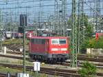 Die Nrnberger 111 211-9 ist gerade beim Rangieren im Nrnberger Hbf, um sich danach zu der im Hintergrund stehenden 1116 zu gesellen, 9.7.2011