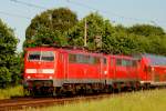 111 091-5 mit Schwesterlok ziehen den RE von Braunschweig in Richtung Hannover am 29.05.2012 bei Woltorf 