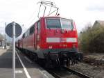 Und hier ist die Schiebelok. 111 054 am 03.04.2012 in Neuenburg (Baden).