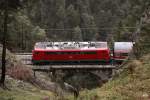 30. Sep. 2012: E-Lok 111 022-0 auf dem Lehnen Viadukt in der Schlobachklamm.