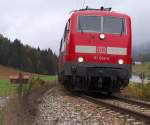 Wenn sich schon die Berge im Nebel und Dunst verstecken, dann soll doch wenigstens die Lok bestens zur Geltung kommen. So stellte ich mich an den Bahndamm der Mittenwaldbahn kurz vor dem Bahnhof Klais. 111 005-5 bringt ihre Regionalbahn aus Mnchen nach Mittenwald. 111 005-5 wurde am 03.07.1975 abgenommen und in Dienst gestellt. 09.10.2013 - Bahnstrecke 5505 Mnchen Hbf. - Mittenwald (Grenze) 
