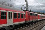 Am 02.11.2013 bepannte die 111 062-6  Neuenburg (Baden)  den RegioLr von Freiburg und Offenburg. Sie fuhr in der Mitte zweier n-Wagen Garnituren.