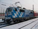 Am verschneiten 23. Februar 2013 kam 111 017  Maxl  mit einem RE aus Salzburg im Münchner Hauptbahnhof an. 