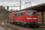   Die 111 010-5 (91 80 6111 010-5 D-DB) der DB Regio NRW schieb den RE 9 (rsx - Rhein-Sieg-Express) Siegen - Köln - Aachen am 10.01.2015 vom Bahnhof Betzdorf/Sieg weiter in Richtung Köln.