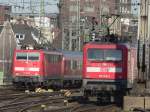 111 117-8 und 112 162-3, jeweils mit Regionalzgen, treffen sich am 11.3.2007 in Kln Hbf.