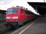 Die offentsichtlich planmige Zuglok 111 155-8 des RE3 Hamm-Dsseldorf luft am Ende abgebgelt mit.