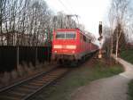 Br 111 043-6 fhrt mit ihrer Regional Bahn aus Regensburg-Prfening aus.