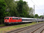 Die GfF-Elektrolokomotive 111 200 zieht einen zusätzlichen RB48-Ersatzzug, hier zu sehen im Juni 2021 bei der Durchfahrt in Wuppertal-Unterbarmen.