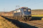 110 262-3 unterwegs mit einem Autozug in Richtung Würzburg bei Retzbach am 21.12.2021.