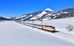 111 057 mit einem Sonderzug am 12.02.2022 bei Kirchberg in Tirol.