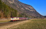 111 057 mit dem Urlaubsexpress am 05.03.2022 bei Niederaudorf.