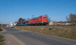 111 226 der SmartRail Logistics GmbH zog am 13.03.2022 bei herrlichem Frühlingswetter einen leeren Autozug durch Unterhaun in Richtung Süden.