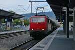 111 066-7 zieht am 07.08.2023 aus Richtung Bregenz kommend einen Kesselwagenzug in den Bahnhof von Lindau-Reutin