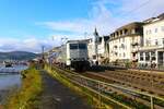 Railadventure 111 222-6 mit ÖBB Nightjet Wagen und ICE Wagen in Rüdesheim (Rhein) am 25.11.23    