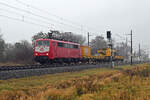 Mit einem Kirow-Kran am Haken rollte 111 207 der TFT am 10.12.25 durch Braschwitz Richtung Halle(S).