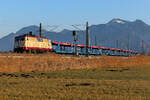 smartrail 111 213 mit einem leeren Mildsped Autozug am 20.01.2026 bei Weisham nahe Bernau am Chiemsee.